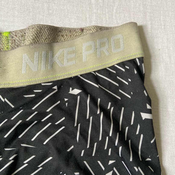 Small Nike pro’s - Picture 2 of 4